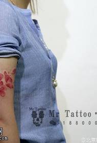 Modely vita amin'ny tatoa Sakura miaraka amin'ny sandriny