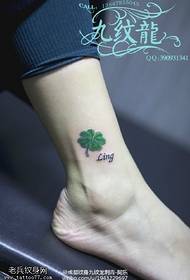 Tatuagem clássica de trevo de quatro folhas no tornozelo