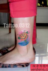 Le gambe della ragazza modellano il modello di tatuaggio rosa in stile europeo e americano