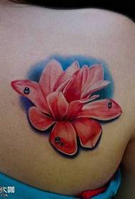 Prapa tatuazhit me lotusin e kuqes model