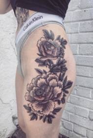 Lány csípőre festett színátmenet absztrakt vonal irodalmi növény virág tetoválás kép