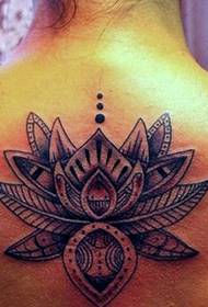 Iphethini ehlukile ye-totem lotus tattoo ikuvumela esixukwini