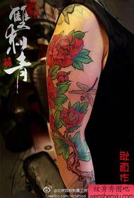 ባህላዊ የ peony ንቅሳት ንድፍ በሚያማምሩ ክንዶች