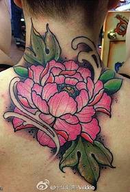 Motivo tatuaggio peonia sul collo