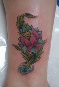 Padrão de tatuagem de lótus de água colorida de pulso feminino