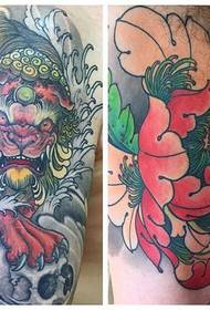 Tatuatu di fiori di culori classici