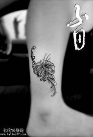 Ben klassisk tatoveringsmønster på tværs af blomster