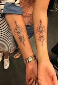 Black Ash Lotus: Një grup lotus linjat e tatuazheve të linjës për vajzat