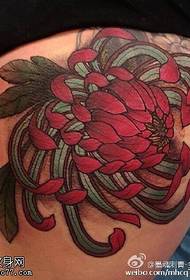 Patrwm tatŵ chrysanthemum mawr clun