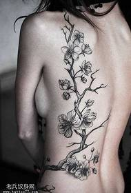 Прекрасна тетоважа со сливи од слива на половината