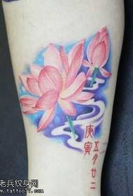 Ładnie wyglądający wzór tatuażu lotosu na nogach