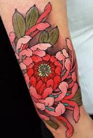 Chrysanthemum Tattoo - 9 πανέμορφα παραδοσιακά έργα τατουάζ χρυσάνθεμου
