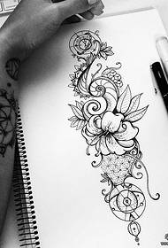 Manoscritto modello piccolo tatuaggio fiori di vite freschi