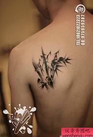 Berniukų pečių populiarus juodo ir balto bambuko tatuiruotės modelis