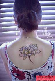 Mfano mzuri na mzuri wa tattoo ya lotus nyuma ya msichana