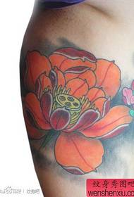 Klassiskt traditionellt lotus tatueringsmönster populärt i armen