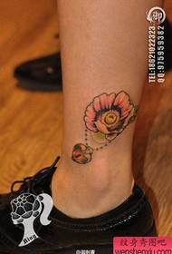Malý a obľúbený kvetinový vzor tetovania pre dievčenské nohy