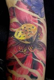 手臂彩色逼真的红莲花纹身图案