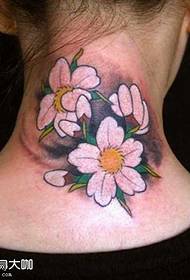 Modello di tatuaggio al collo con fiori di ciliegio