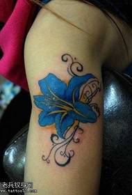 Pola tato bunga lily lengan