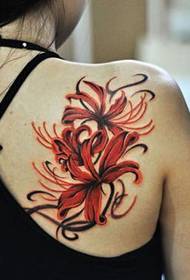 djevojčino rame, cvjetni uzorak tetovaže