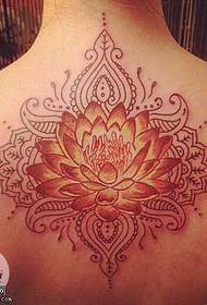 Wzór tatuażu z czerwonego lotosu z tyłu