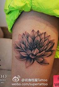 Bonic patró de tatuatge de lotus gris negre per a les cames de les nenes