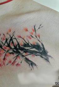 Μια μελάνη ζωγραφική στο στήθος, μοτίβο τατουάζ φύλλων σφενδάμνου