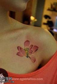 Ganz flott faarweg Lotus Tattoo Muster op der Këscht