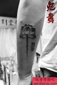 Gyönyörű fekete-fehér tinta lótusz tetoválás minta