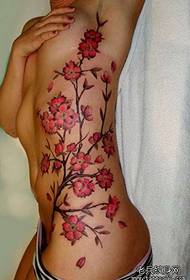 El significado del patrón de tatuaje de flor de cerezo