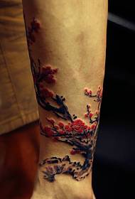 A virágzó szilva tetoválás gyönyörű és gyönyörű