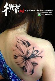 Krásne plece a späť krásne čierne a biele lily tetovanie vzor