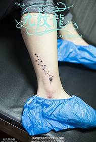 Stinging pienenes tetovējums uz potītes