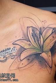 Na ramenu uzorak tetovaže ljiljana