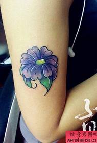 Kızın kolu güzel güzel küçük çiçek dövme deseni