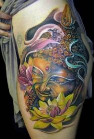 Femuro pentris realisman statuon de Budho kun lotuso de tatuaje