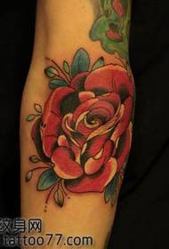 Хорошо выглядящий популярный узор тату с розой
