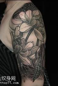 Model tatuazhi Lotus mbi supe