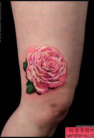 خواتین کی ٹانگوں کے لئے خوبصورت رنگ کا گلاب ٹیٹو کا نمونہ