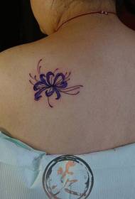 Mergaitės pečiai tik gražūs, kita pusė - gėlių tatuiruotės raštas