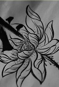 Sanskrit lotus tattoo e ngotsoeng ka letsoho paterone