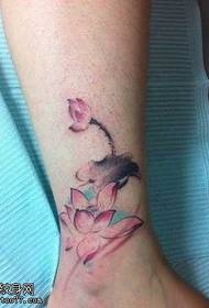 Benfärg bläckmålning lotus tatuering mönster