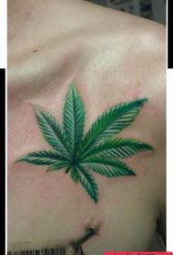 女生肩膀处流行唯美的大麻叶纹身图案