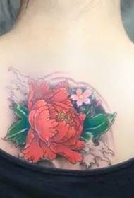 Turtingų gėlių žiedų žydi didelė raudonųjų bijūnų tatuiruotė