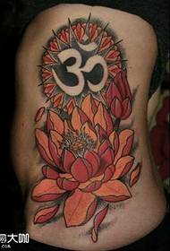 Pattern di tatuaggio di lotus in cintura