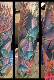 Un modello di tatuaggio personalizzato con braccio floreale europeo e americano