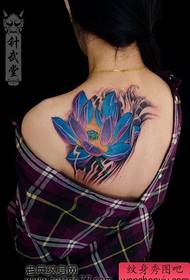 一幅女孩子肩部彩色莲花纹身图案