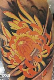 Iphethini ye-leg yellow chrysanthemum tattoo