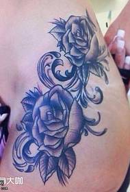 Struk tetovaže crne ruže u struku